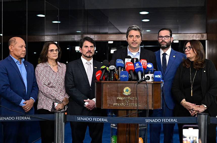 Oposição reage às medidas do STF contra Bolsonaro; governistas defendem decisão  