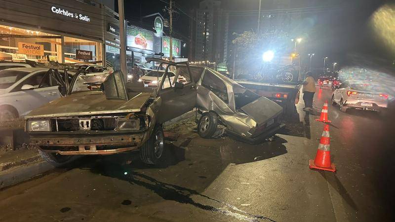 Voyage fica em 2 pedaços em batida violenta na Miguel Sutil