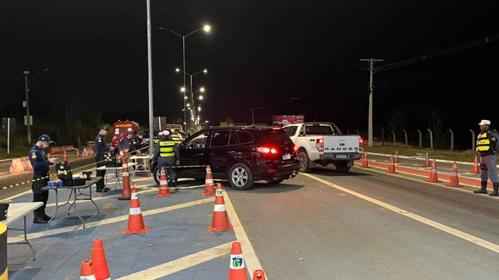 Blitz na MT-251, em Cuiabá, prende 2 motoristas embriagados e remove12 veículos