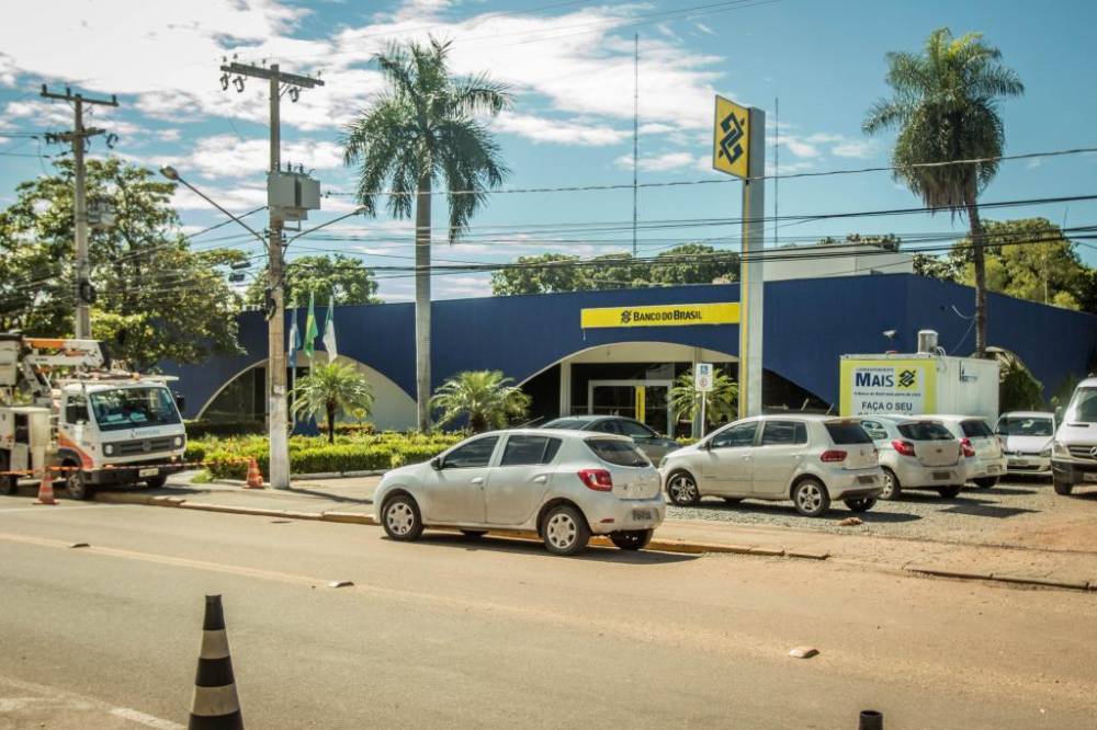 Governo de MT paga hoje salário e primeira parcela do 13º de servidores efetivos 