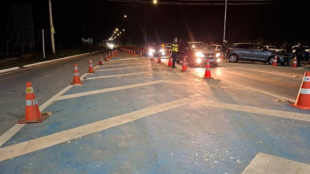 Quatro condutores presos e 18 veículos removidos na Estrada de Chapada em Blitz na madrugada deste sábado