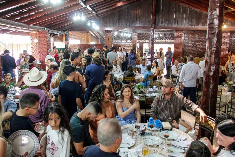 Duas personalidades de Mato Grosso participam de encontro de família “gigante” 