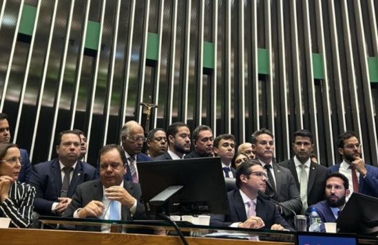 Hugo Motta retoma plenário e endurece o tom contra tumulto bolsonarista