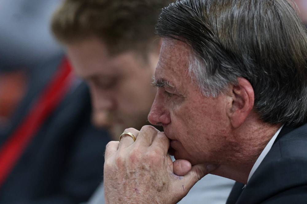 Moradores cogitam expulsar Bolsonaro e citam “Papuda” em grupo de WhatsApp