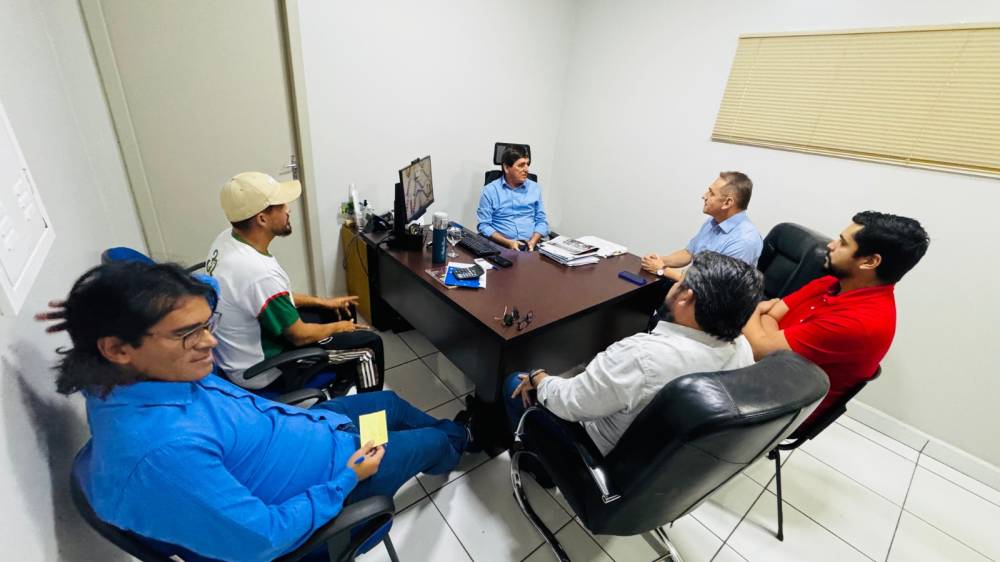 Wilson Santos faz mediação entre servidores e prefeito de Tangará