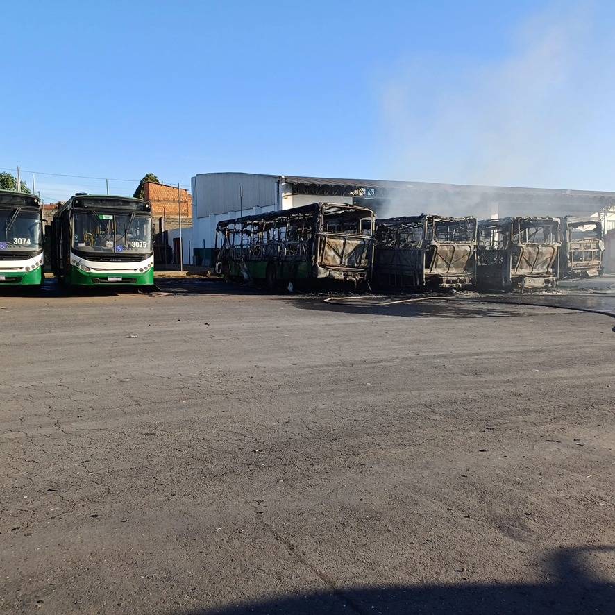 Incêndio atinge 6 ônibus da empresa Caribus Transportes no bairro Tijucal 