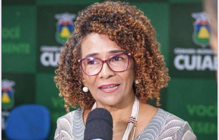 Edna toma posse como deputada e se diz que vai combater a violência contra a mulher e à militarização das escolas 