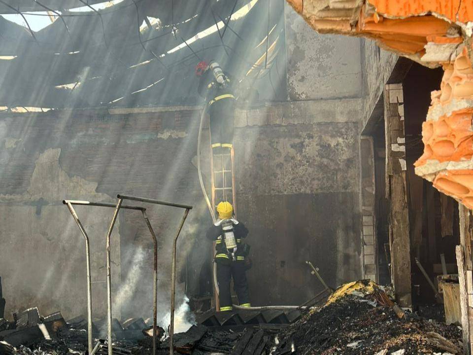 Supermercado pega fogo após explosão de fogos e munições