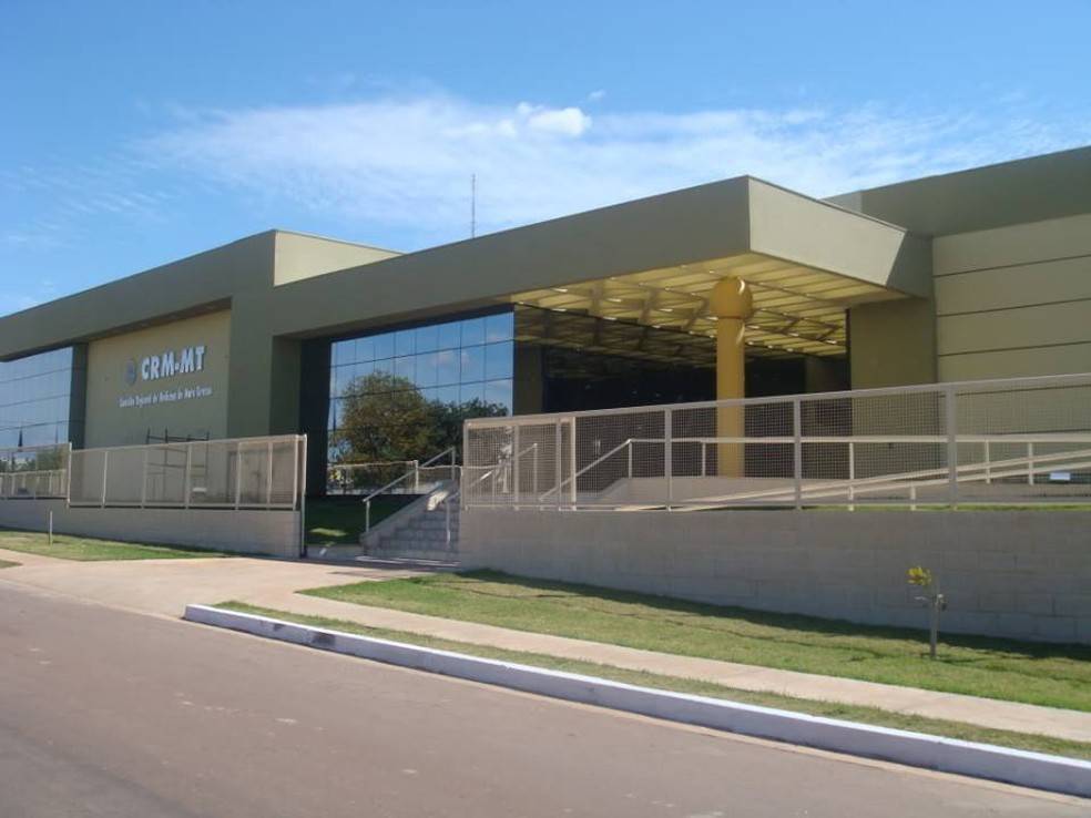 CRM-MT realiza leitura pública da Nota de Desagravo em favor de médico atacado por vereador em 2024 no HMC