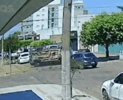 Câmera de segurança registra exato momento em que Amarok com secretário capota em Rondonópolis