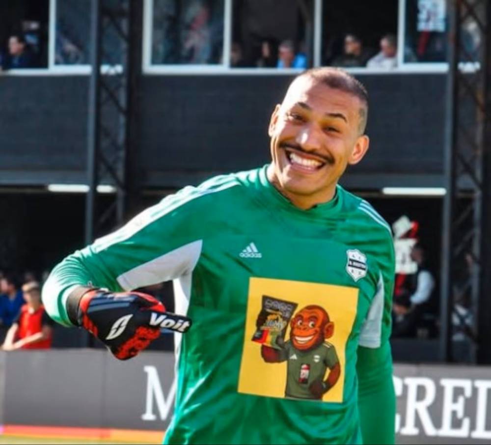 Goleiro de time argentino veste camisa com macaco estampado em ação de novo patrocinador