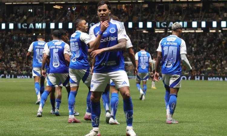 Cruzeiro vence Atlético por 2 a 0 e fica perto da semi