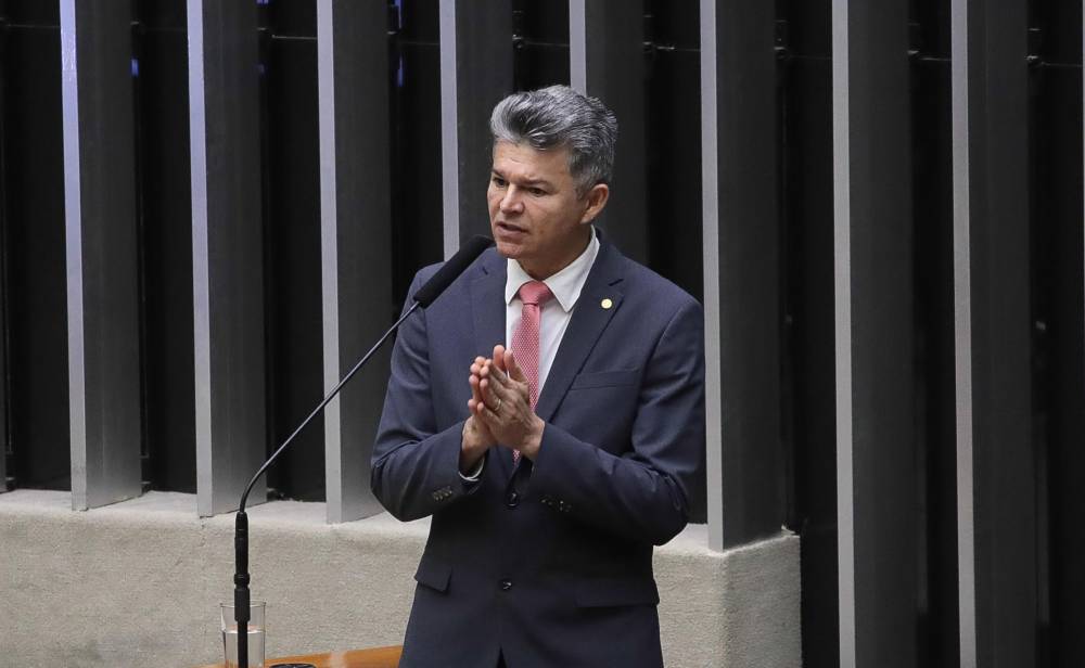 Deputado federal de MT questiona governo sobre avião russo usado para transportar armas que ficou 3 dias no Brasil
