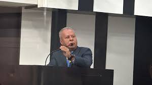 Emocionado no discurso de retorno à Câmara, Chico 2000 disse que para evitar a depressão, trabalhou como garçom