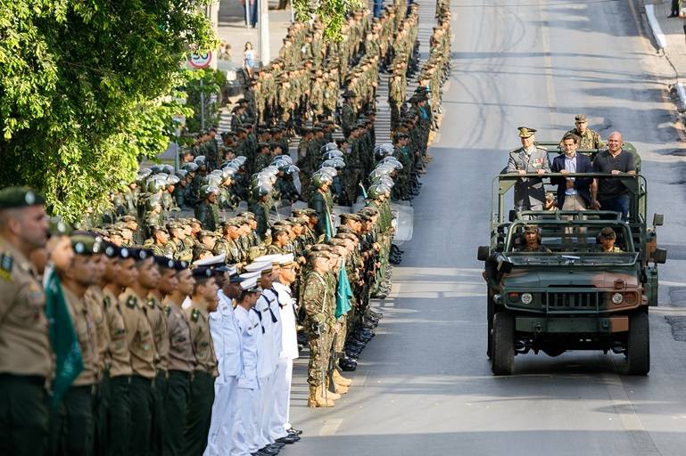 Mais de 8 mil pessoas, entre pais, alunos, políticos e diversas autoridades militares e civis comparecem a desfile cívico