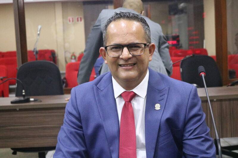 Após denúncia de suposto sexo no gabinete, vereador de Várzea Grande pede afastamento da Comissão de Ética
