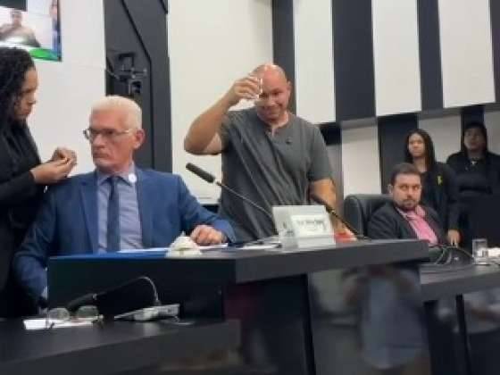 VÍDEO: Abilio abandona audiência pública após professora usar 