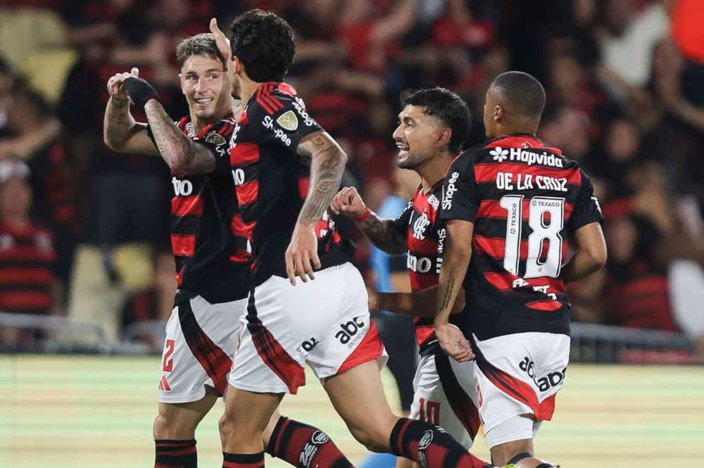 Flamengo, com altos e baixos, vence Estudiantes e sai na frente na Libertadores