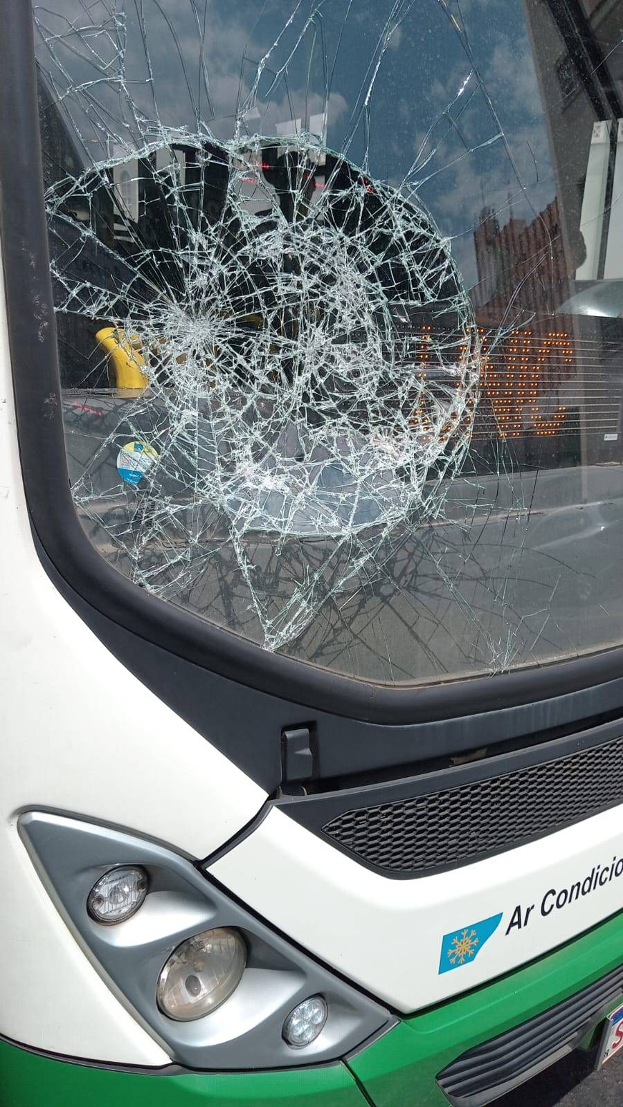 Homem apedreja 3 ônibus e acaba preso 