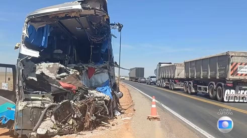 Laudo aponta que acidente entre carreta e ônibus foi causado tanto por condições da pista quanto falhas humanas