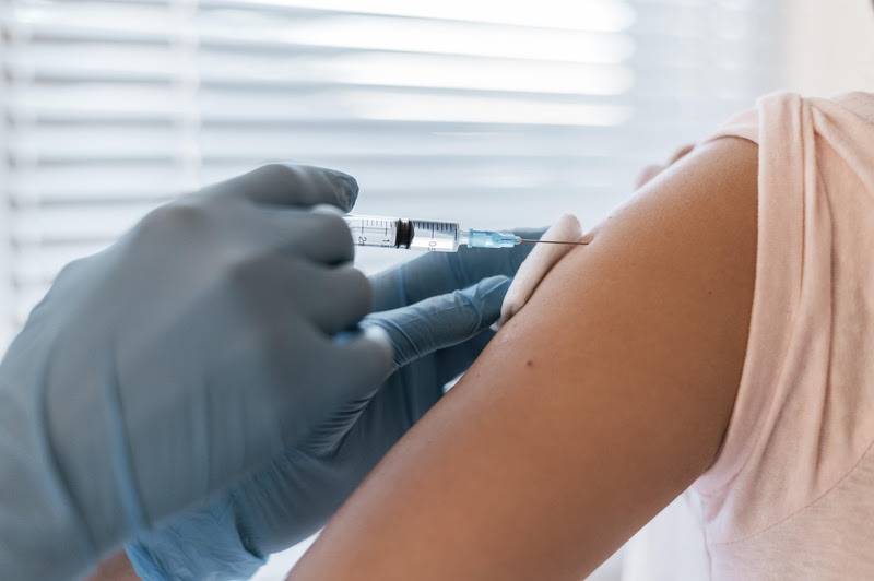 Além de salvar vidas, vacina contra o HPV pode economizar bilhões para o país  