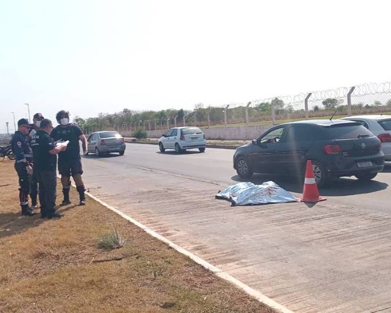 Homem morre atropelado por moto ao tentar pedir ajuda após pane em carro em Várzea Grande