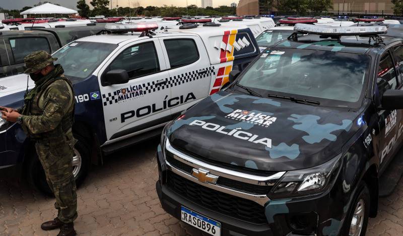 Homem arremessa esposa de carro em movimento