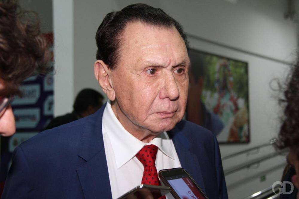Ex-governador Carlos Bezerra cobra na Justiça pensão vitalícia retroativa de mais de R$ 560 mil