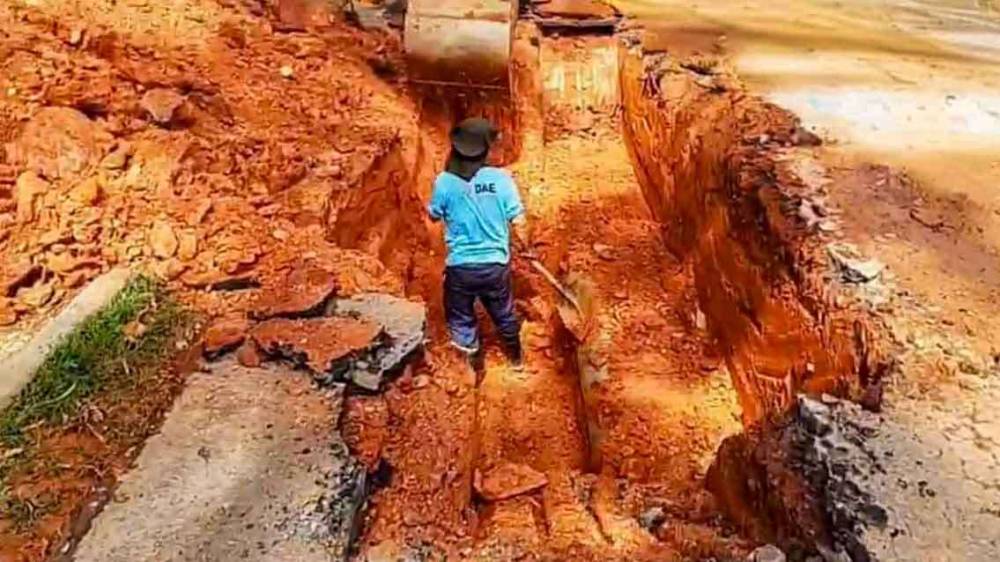 Rompimento de adutora de São Simão deixa vários bairros sem água em Várzea Grande
