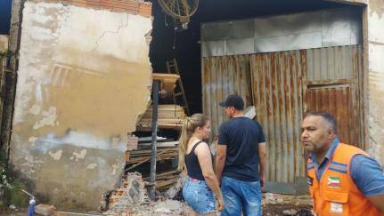 Retroescavadeira tem falhas mecânica e derruba muro de um barracão em Várzea Grande