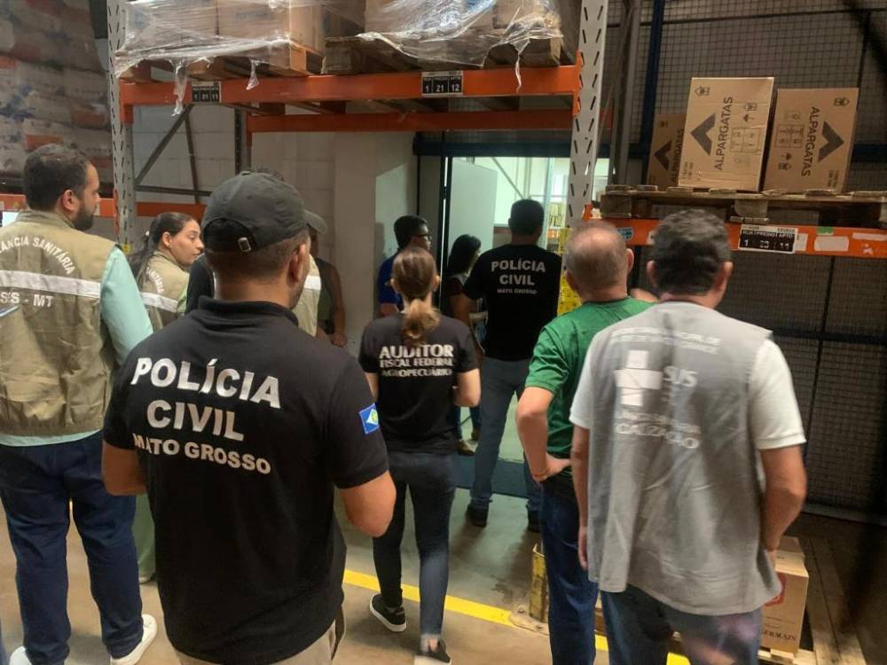 Polícia Civil e fiscais do MAPA apreendem mais de 7 mil whiskies com suspeita de adulteração em Várzea Grande