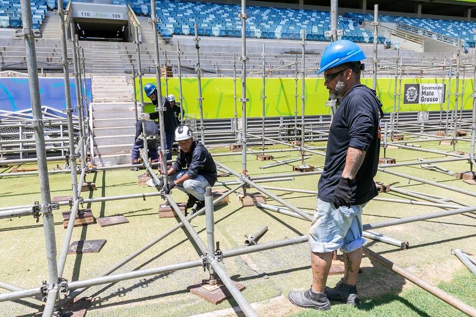 Montagem de estrutura na Arena Pantanal para show do GUNS N ROSES é vistoriada