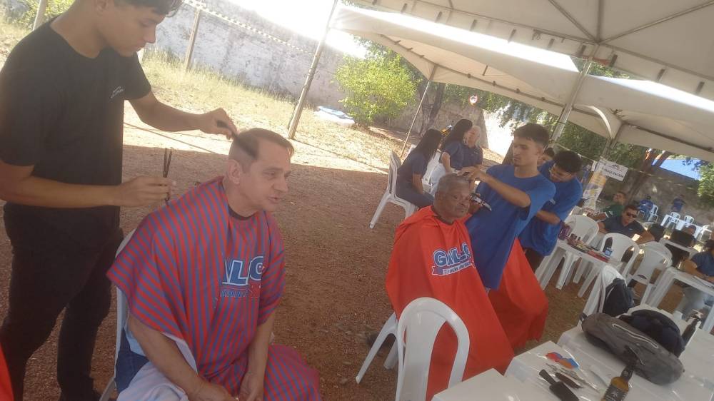 Dezenas de pessoas foram atendidas no Mutirão da cidadania, deputado aproveitou para dar um trato no cabelo
