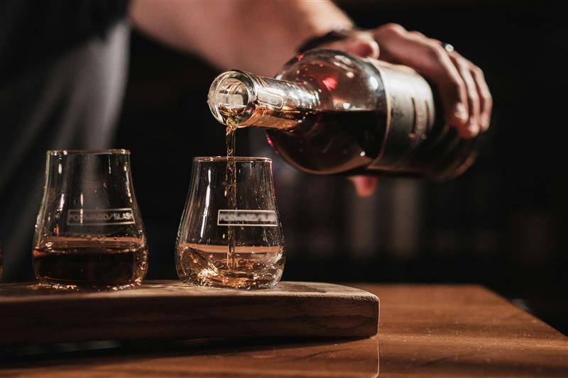 Sete casos de intoxicação por metanol ligados ao whisky Ballantines ingeridos em MT são investigados