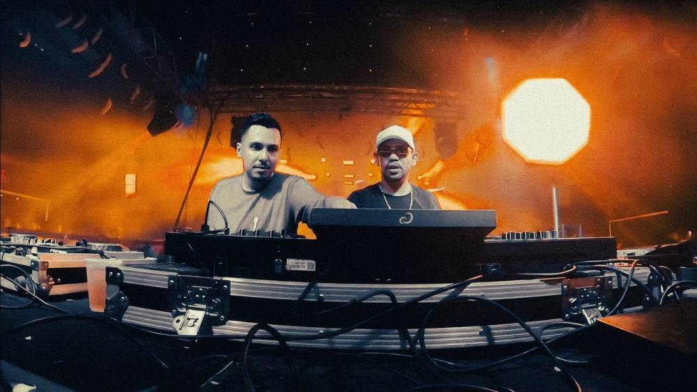 DJs Leon e Wallace inovam o funk local com set “B2B” gravado ao vivo