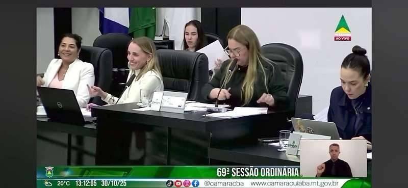 Vereadora faz gesto obsceno durante sessão ao colega parlamentar