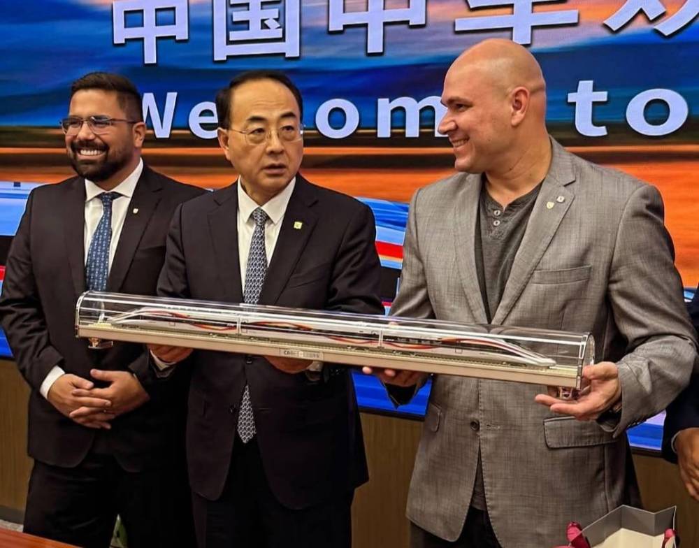 Abílio apresenta projeto de transporte urbano sem trilhos, movido a energia limpa para os chineses