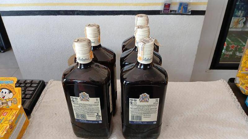 Polícia apreende 30 garrafas de whisky com suspeita de contaminação por metanol  em Itanhangá