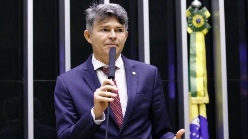 José Medeiros aguarda autorização do STF para visitar Bolsonaro e discutir eleições de 2026