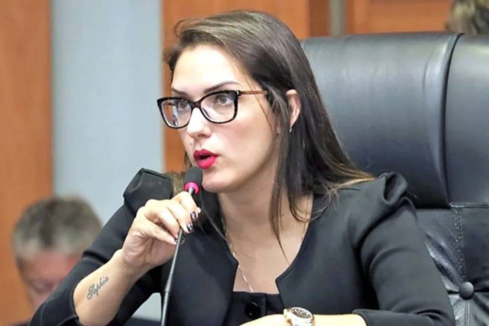 Justiça concede medida protetiva a Janaina Riva após denúncia de importunação sexual