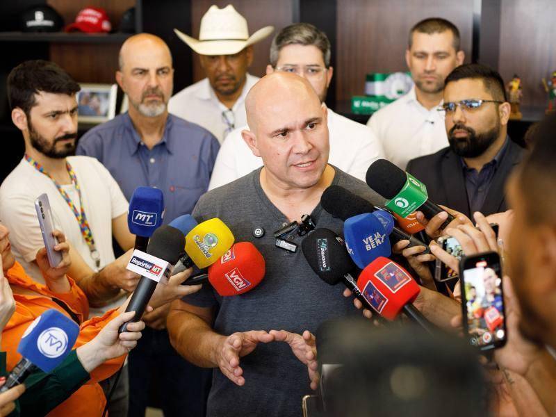 Com postura apaziguadora, o prefeito Abilio Brunini pede que colegas parem de alimentar briga entre Eduardo e Mauro