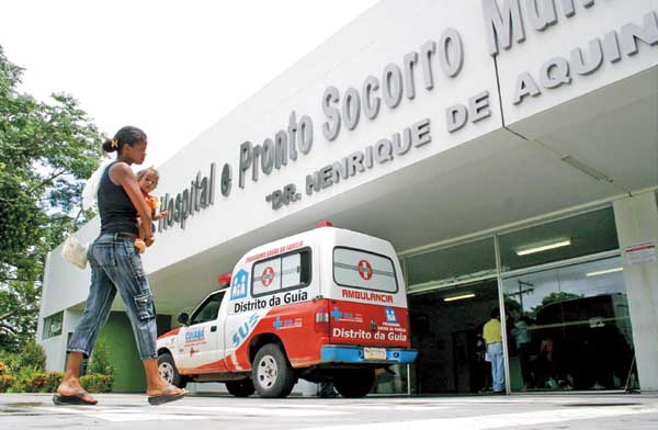 NOJEIRA EXPLÍCITA: No PSM de Cuiabá, funcionária é filmada usando água do vaso sanitario para lavar banheiro de enfermaria lotada de pacientes