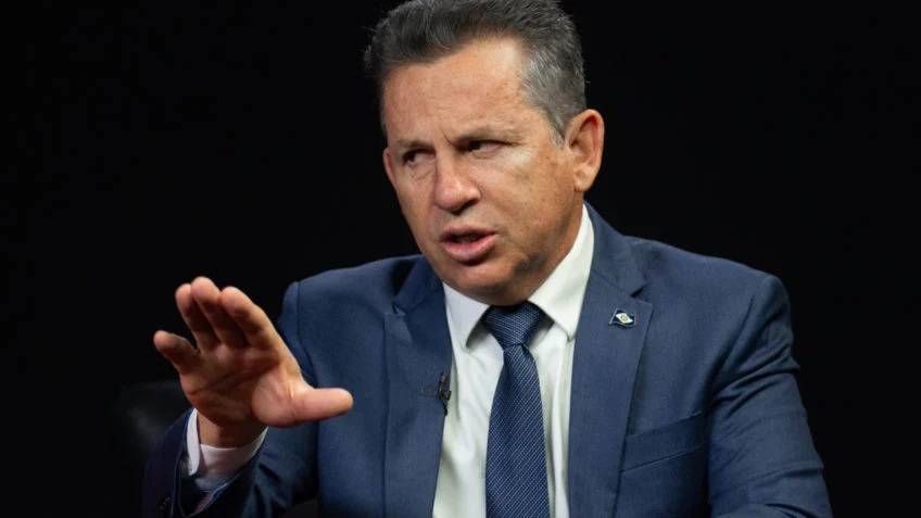 Mauro Mendes reage a críticas e diz que disputa com Eduardo Bolsonaro “não muda seu rumo político”