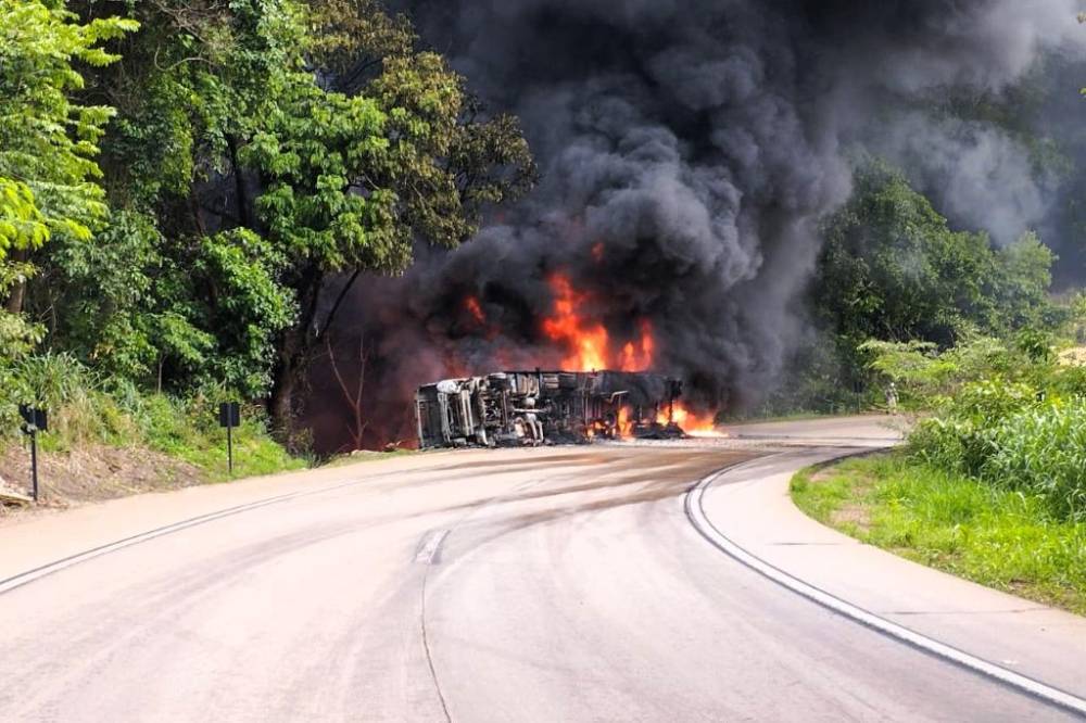 Bombeiros controlam fogo em carreta na BR-364