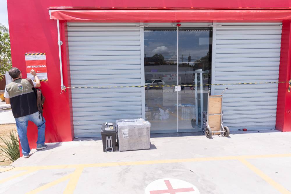 Farmácia é interditada na Av. Fernando Correa