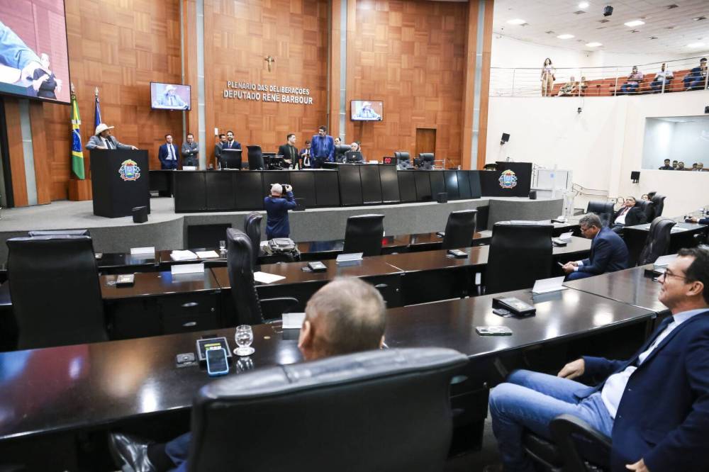 Deputados  teceram críticas aos colegas que  optaram por barrar o reajuste salarial dos servidores do judiciário