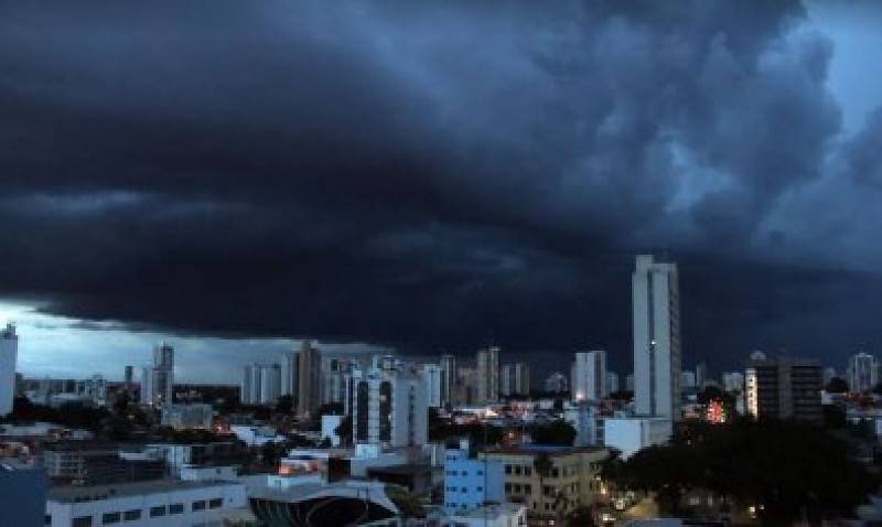 Temporal com ventos de até 100 km/h coloca Cuiabá e 125 cidades de MT em estado de atenção