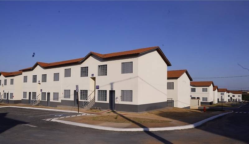 Carlos Fávaro participa em Cuiabá da entrega de 132 casas destinadas a famílias de Várzea Grande