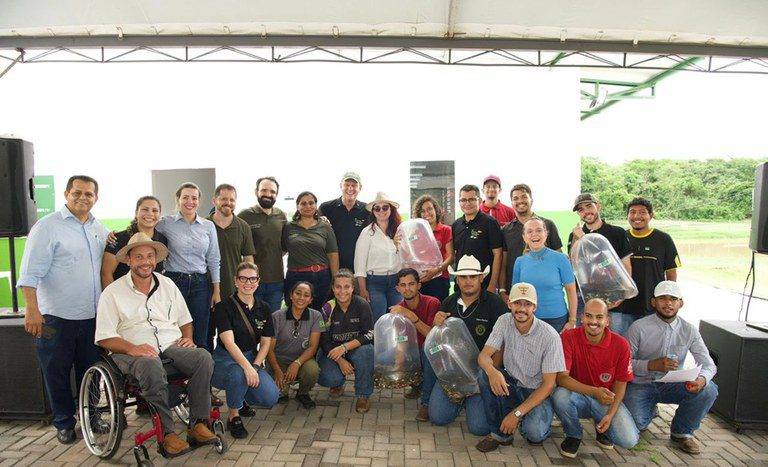 Ministro Fávaro realiza entrega de alevinos para fortalecer piscicultura na Baixada Cuiabana