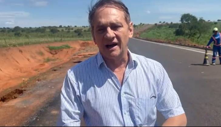 Deputado Wilson Santos visita obra em rodovia que liga Cuiabá à Chapada pelo Distrito de Água Fria